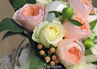 Le rose David Austin‬ per questo splendido bouquet accompagnato da un cuore floreale