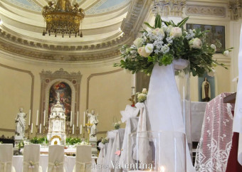 Bianco, rosa pastello e verde: l’eleganza dei lisianthus tra rose rosa e velo da sposa
